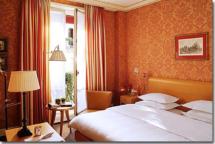 Photo 5 - Hotel West End 4* Sterne Paris in der Nähe der Avenue des Champs Elysées und des Triumphbogens. - Höheres Zimmer : Gerauemiges Zimmer wo man sich sofort zu Hause fühlt ; wahlweise mit Doppelbett oder zwei Einzelbetten, marmorgefliestes Bad.