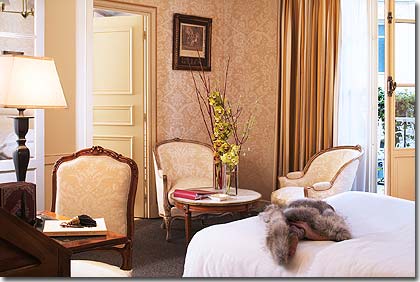 Photo 6 - Hotel West End Paris 4* étoiles proche des Champs-Elysées et Arc de Triomphe - Chambre Exécutive: Une vaste chambre dont le style et la décoration agréables donnent une impression d'intimité retrouvée. Equipée d’un lit double ou de deux lits simples et d’une salle de bains en marbre .