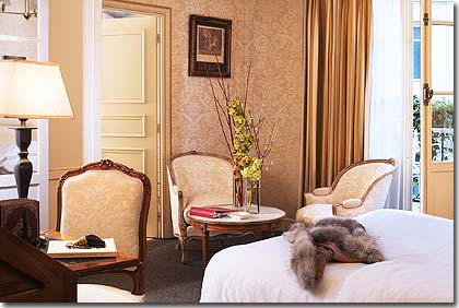 Photo 6 - Hotel West End 4* Sterne Paris in der Nähe der Avenue des Champs Elysées und des Triumphbogens. - Executive Zimmer : Grosses Zimmer, der Stil der Einrichtung vermittelt das Gefuehl der Individualitaet, wahlweise mit Doppelbett oder zwei Einzelbetten, marmorgefliestes Bad.