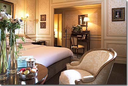 Photo 7 - Hotel West End 4* Sterne Paris in der Nähe der Avenue des Champs Elysées und des Triumphbogens. - Luxus Zimmer : Eleganter Sekretaer, Kommode Stil, diverse Sonderaussstattungen gestalten das Zimmer anspruchsvoll und einladend, King-Size Bett, wahlweise zwei Einzelbetten, marmorgefliestes Bad.