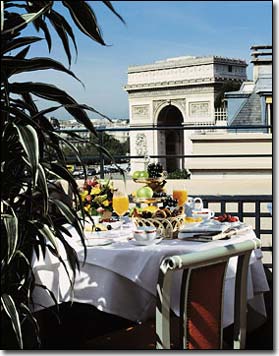 Photo 1 - Hotel Napoleon París 4* estrellas cerca de los Campos Elíseos y del Arco del Triunfo - El Napoléon Paris, además de su historia , que ha acogido desde que abrió sus puertas a numerosas personalidades como ‘Errol Flynn’ y ‘Joséphine Baker’, personajes que han prestado su nombre a las suites más bellas del hotel, también ha tenido su protagonismo cinematográfico. En los años 50 el Napoléon Paris fue inmortalizado en las películas de uno de los grandes actores franceses, Jean Gabin.