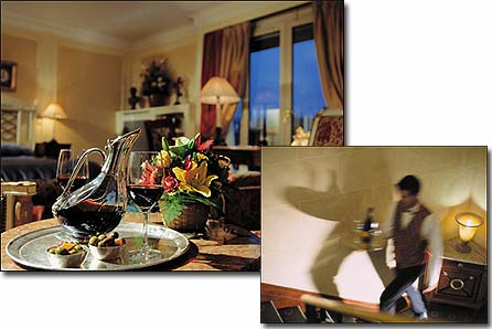 Photo 4 - Hotel Napoleon 4* Sterne Paris in der Nähe der Avenue des Champs Elysées und des Triumphbogens. - Der Zimmerservice steht Ihnen 24 Stunden am Tag zur Verfügung und macht es Ihnen möglich, französische und internationale Küche, begleitet von erlesenen Weinen, auf Ihrem Zimmer zu sich zu nehmen.