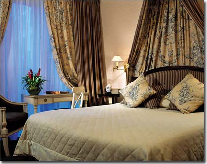 Photo 5 - Hotel Napoleon Parigi 4* stelle nei pressi degli Champs Elysées e vicino dell’Arco di Trionfo - Camere Tradizionali. Queste 38 confortevoli camere doppie, con letti alla francese, matrimoniali o gemelli, hanno la vista su l’avenue de Friedland, oppure su una delle corti interne e sono perfette per dimenticare nella calma più assoluta la fatica di un lungo viaggio.

Esse sono circa 20 mt quadri, sono decorate in stile Napoleoniano ed hanno il bagno privato, con doccia e vasca, asciugacapelli e accappatoi e prodotti da bagno firmati Napoleon.

Altri servizi che si trovano nelle nostre camere Tradizionali :
linea telefonica diretta abilitata per le telefonate internazionali e le connessioni internet, centrale di comando di tutti i servizi della camera di fianco al letto, televisione via cavo e satellitare, minibar, scrivania, piatto di cortesia e cassaforte.