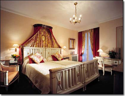 Photo 6 - Hotel Napoleon Parigi 4* stelle nei pressi degli Champs Elysées e vicino dell’Arco di Trionfo - Camere Superiori. Queste 16 spaziose e confortevoli camere doppie, con letti matrimoniali o gemelli, hanno la vista su una delle belle corti interne. Circa 25 mt quadri di superficie, sono decorate in stile Napoleoniano ed hanno il bagno privato, con doccia e vasca, asciugacapelli e accappatoi e prodotti da bagno firmati Napoleon.