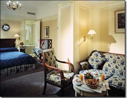 Photo 7 - Hotel Napoleon Parigi 4* stelle nei pressi degli Champs Elysées e vicino dell’Arco di Trionfo - Camere De Luxe : Queste 11 spaziose e tranquille camere, con letti matrimoniali o gemelli, hanno la vista sulle belle corti interne dell’hotel.
Circa 40 mt quadri di superficie, sono decorate in stile Napoleoniano ed hanno il bagno privato in marmo, con doccia e vasca, asciugacapelli e accappatoi e prodotti da bagno firmati Napoleon ed hanno un angolo salotto con poltrone, tavolino e divano.