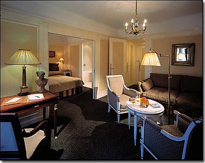 Photo 9 - Hotel Napoleon 4* Sterne Paris in der Nähe der Avenue des Champs Elysées und des Triumphbogens. - Junior Suite: Diese 12 luxuriösen und hellen Suiten sind 40 m2 groß und umfassen 1 Schlafzimmer und einen Salon mit Schlafcouch, die entweder durch einen Vorhang oder eine Gleittür voneinander getrennt werden können. 
 
Die Suiten bieten einen Ausblick auf die lebendige Avenue de Friedland oder liegen zum friedlichen Innenhof des Hotels und sind mit Kings-Size- oder Twin-Size-Betten ausgestattet. Auf Anfrage hin kann ein drittes Bett gestellt werden. Alle Zimmer verfügen über einen Kleiderschrank.