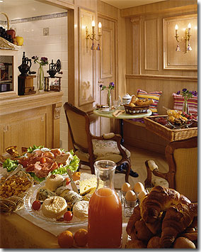 Photo 10 - Hotel de la Motte Picquet Paris 3* étoiles proche des Invalides et de l'École Militaire - Un petit déjeuner continental peut aussi vous être servi en chambre pour profiter pleinement d'un moment de douceur qui fleure bon l'odeur du café et des viennoiseries. Une fiche à remplir en chambre vous permettra de choisir votre menu, en extra. Le service est efficace et attentionné.