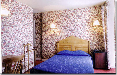 Photo 3 - Hotel Saint Dominique 2* Sterne Paris in der Nähe des Eiffelturms. - Die Zimmer sind raffiniert eingerichtet und bieten maßgeschneiderte Dekorationen, wie romatischen Blüten auf den Wänden.