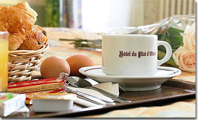 Photo 7 - Hotel Plat d'etain 3* Sterne Paris in der Nähe der Le Marais und des Centre Pompidou Beaubourg. - Auf der Karte: Kaffee, Milch, heiße Schokolade, Fruchtsalat, Käse, Joghurt, Butter, Tee, Croissants, Frühstücksflocken, Marmeladen, gekochte Eier, Fruchtsaft.
Auf Anfrage wird das Frühstück auch gerne in Ihr Zimmer serviert – ein Augenblick des Genusses, begleitet vom herrlichen Aroma schwarzen Kaffees und warmer Bäckereien...