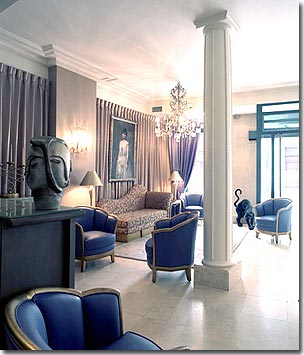 Photo 1 - Hotel des Ducs d'Anjou 3* Sterne Paris in der Nähe des Louvre Museums und des Viertels Chatelet. - Wenn Sie nach einem unvergesslichen Urlaubserlebnis mitten im Herzen von Paris suchen, dann wählen Sie das Hotel des Ducs d’Anjou in einem der malerischsten Pariser Bezirke, zwischen Louvre und Notre Dame.
Von der Fußgängerzone treten Sie direkt in die heitere Atmosphäre der Rezeption, die im Stil der Dreißigerjahre gehalten ist.
Hier finden Sie gemütliche Sitzgelegenheiten, die dazu einladen, mit Freunden zu entspannen und einen Drink zu genießen. Bequemlichkeit und Qualität in verfeinertem Pariser Stil sind die Grundnoten dieses Hotels.