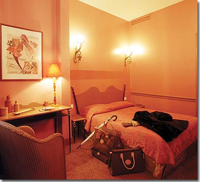 Photo 2 - Hotel des Ducs d'Anjou Paris 3* estrelas ao pé do Museu do Louvre e do bairro Chatelet - Nossos 38 quartos foram recentemente renovados para oferecer melhor 
conforto. 

O quarto é decorado com um esquema de cores de vermelho e amarelo escuro.
Todos com ar-condicionado.