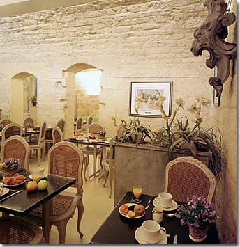 Photo 9 - Hotel des Ducs d'Anjou 3* Sterne Paris in der Nähe des Louvre Museums und des Viertels Chatelet. - Wir sind davon überzeugt, dass Sie das köstliche Frühstücksbüfett in den gewölbten Kellerräumen zu schätzen wissen. Wir können es natürlich auch auf Ihr Zimmer servieren.