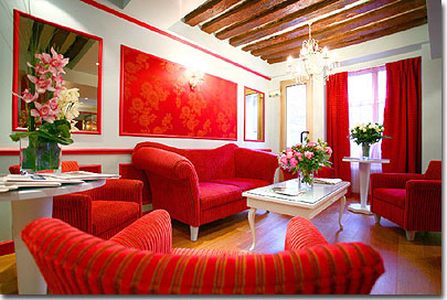 Photo 2 - Hotel Louvre bons enfants Paris 3* star near the Louvre Museum and Chatelet District - The colour scheme are blue-and-red or green-and-blue, with materials and fabrics blending and combining so that each room offers a perfect atmosphere.