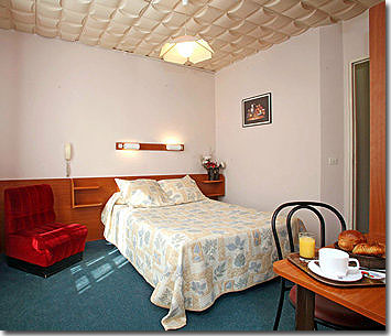 Photo 3 - Hotel Nord et Champagne Paris 2* star near the Montmartre District and the Sacré Coeur basilica - All rooms are furthermore equipped with telephone, satellite TV with TPS and private channels, alarm clock and double glazed windows. 

Baby cots are available on request.