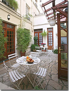 Photo 6 - Hotel Nord et Champagne 2* Sterne Paris in der Nähe des Viertels Montmartre und der Kirche Sacré Cœur. - Die Terrasse ist mit zahlreichen Blumen versehen und bietet einen angenehmen Ort, um sich mit einem Drink oder einer Zeitung zu entspannen.