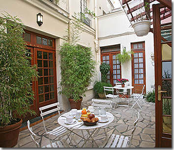 Photo 8 - Hotel Nord et Champagne Paris 2* étoiles proche de Montmartre et de la Basilique du Sacré-Cœur - La terrasse fleurie est un endroit attrayant pour se détendre et boire un verre ou lire le journal.