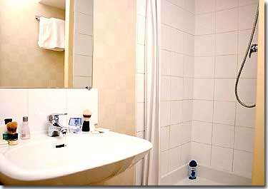 Photo 6 - Hotel Pavillon Opera Lafayette París 2* estrellas cerca del barrio Montmartre e de la Ópera Garnier - Los cuartos de baño tienen WC, ducha y secador de pelo.