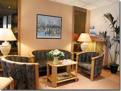 Photo 2 - Hotel Trinite Plaza París 3* estrellas cerca del barrio Montmartre y del Sagrado Corazón (Basílica del Sacré Cœur) - Para relajarse después de una jornada muy productiva, ponemos a su disposición un salón-bar. En las cercanías del hotel se encuentran asimismo los Grandes Almacenes (Galeries Lafayette - Printemps), el Casino de París, el Teatro de Mogador asique una gran variedad de restaurantes y posibilidades de actividades recreativas.