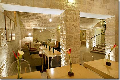 Photo 5 - Hotel Lorette Paris 3* star near the Montmartre District and Garnier Opera - The armchairs of the breakfast room, the white walls and careful lighting contribute to create an agreable sense of space.