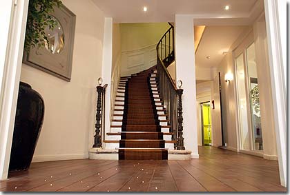 Photo 7 - Hotel Lorette Paris 3* star near the Montmartre District and Garnier Opera - Two elevators and a majestic staircase lead to the 84 stylishly decorated and furnished rooms. The white bathrooms, featuring a sense of purity in style, are refined and spacious.