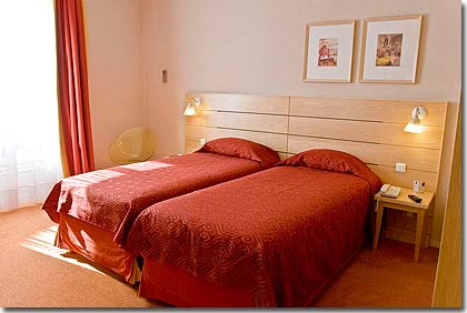 Photo 8 - Hotel Lorette Paris 3* star near the Montmartre District and Garnier Opera - The rooms are tastefully decorated to welcome guests in a discreet and modern comfortable setting. All bedrooms are air conditioned and provide wireless, broadband Wifi Internet access.