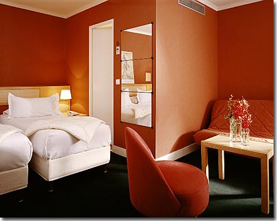 Photo 3 - Best Western Hotel Bretagne Montparnasse Paris 3* étoiles proche du quartier Montparnasse et à proximité de Saint Germain des prés - Nos 45 chambres, de simple a quadruple, individuellement décorées, sont toutes climatisées et dotées des meilleurs équipements : mini-bar, cafetière avec café et thé a disposition, téléphone direct avec prise PC, TV par satellite avec canal +, radio, salle de bains avec sèche-cheveux et toilettes. 
Chambre non fumeur sur demande.