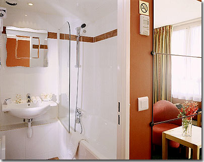 Photo 7 - Best Western Hotel Bretagne Montparnasse Paris 3* étoiles proche du quartier Montparnasse et à proximité de Saint Germain des prés - Salle de bain avec bain ou douche, sèche-cheveux, toilettes.
