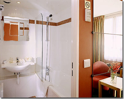 Photo 7 - Best Western Hotel Bretagne Montparnasse Paris 3* star near the Montparnasse District, Left Bank, and close to the Saint-Germain des prés area - Bath room with bath or shower, hairdryer, WC.