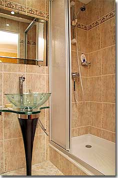 Photo 6 - Hotel de la Paix París 3* estrellas cerca del barrio Montparnasse e del barrio Saint-Germain des prés - * Secador
* Champú, Gel baño ducha
* Espejo aumentador
* bañera o ducha en cada cuarto de baño
* W/C
* Single gran cama
* Doble estándar
* Twin
* Triple
* Cuádruple 4 personas
* Suite junior 5 Personas