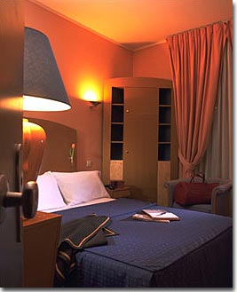 Photo 2 - Hotel Novanox 3* Sterne Paris in der Nähe des Viertels Montparnasse und Saint-Germain des prés. - Komfortable Zimmer für geruhsame, angenehme Nächte. Große Zimmer mit Doppelverglasung und exklusiven Möbeln.