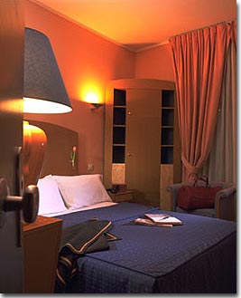 Photo 2 - Hotel Novanox Paris 3* étoiles proche du quartier Montparnasse et à proximité de Saint Germain des prés - Les chambres, au mobilier exclusif, sont originales et chaleureuses.
Le plaisir de la nuit est retrouvé grâce à des chambres bien équipées.
Spacieuses et dotées de double vitrages, elles sont aménagées avec un mobilier exclusif.
Lit simple ou lit double, l’hôtel vous garantit des nuits paisibles sur des literies aux dimensions king size.