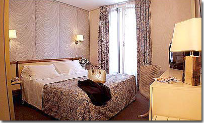 Photo 3 - Hotel Renoir Parigi 3* stelle nei pressi del Quartiere Montparnasse e vicino del Quartiere Saint-Germain des prés - In tutte le nostre 29 camere troverete un quadro di Renoir, per ricordarvi che siete a Montparnasse.