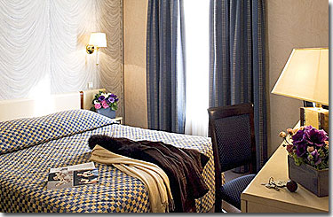 Photo 4 - Hotel Renoir 3* Sterne Paris in der Nähe des Viertels Montparnasse und Saint-Germain des prés. - Die Zimmer sind lärmgedämmt und haben ein schönes Badezimmer mit Haartrockner, Satellit-TV mit Canal + oder CNN und einen Modemanschluss, damit Sie privat oder beruflich immer in Kontakt bleiben können.