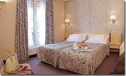 Photo 5 - Hotel Renoir París 3* estrellas cerca del barrio Montparnasse e del barrio Saint-Germain des prés - Hay televisión con canales vía satélite y Canal+ o CNN, y una conexión módem para su uso personal o los negocios.