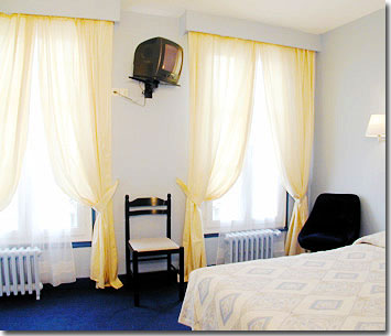 Photo 5 - Hotel Villa du Maine Paris 2* étoiles Proche du quartier Montparnasse à deux pas de la Gare TGV Montparnasse - Bureau 
Chambres non-fumeur disponibles sur demande 
Chauffage 
Connexion internet ADSL