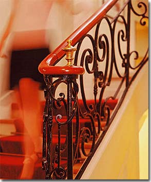 Photo 4 - Hotel Baudelaire Opera París 3* estrellas cerca de la Ópera Garnier - Con sus más de trescientos años de antigüedad, el pasamanos de la escalera ¿conservará algún recuerdo de la mano de Baudelaire?