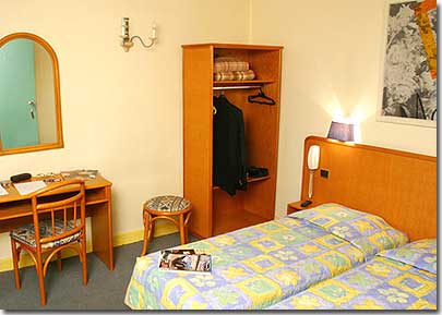 Photo 4 - Hotel Britannia 2* Sterne Paris in der Nähe der Oper Garnier und des Viertels Saint-Lazare. - Das Hotel Britannia  bietet Ihnen freundliche und gemütliche Zimmer mit Direkttelefon, automatischem Weckdienst, Satelliten-TV mit Canal+ und Safe.