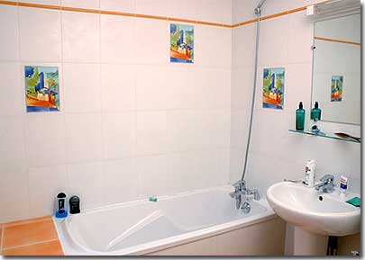 Photo 5 - Hotel Britannia Paris 2* star near the Garnier Opera house and close to the Saint-Lazare area - The Hotel Britannia offers cheerful guest rooms, all with direct dial phone, morning alarm, satellite TV and Canal+ and a private safe.