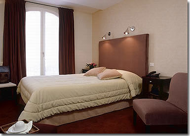 Photo 1 - Hotel Daunou Opera 3* Sterne Paris in der Nähe der Oper Garnier. - 50 Zimmer in einem zeitgenössischen, raffinierten Stil ausgestattet, der Ihnen eine ruhige und ausgeglichene Atmosphäre vermittelt. Harmonische Farben, Möbel mit Mahagoni-Struktur, qualitativ hochwertige Stoffe…
. Klimaanlage
• Internet ADSL
• persönlicher Safe
• Minibar
• Kabelfernsehen
• Lesematerial
• direkte Telefondurchwahl
• persönlicher Mitteilungsservice