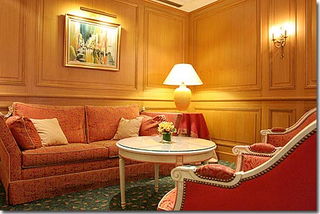 Photo 2 - Hotel Etats-Unis Opéra Paris 3* star near the Garnier Opera - Lounge :
Completely equipped with air-conditioning system, the Hotel Etats-Unis Opéra is warm and refined.