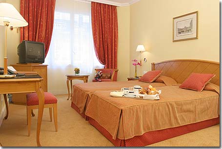 Photo 4 - Hotel Etats-Unis Opéra Paris 3* star near the Garnier Opera - SURFACE AREA FOR TWIN ROOMS

Twin Standard room : 21 m²
Twin Club room : 26 m²

FACILITIES

- Satellite TV
- Téléphone double
- Broadband Internet access
- Mini-bar
- Personal safe
- Silent air-conditioning
- Hairdryer