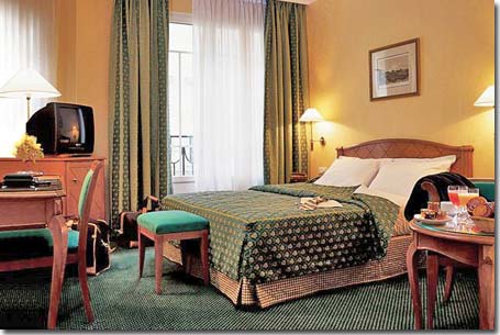 Photo 5 - Hotel Etats-Unis Opéra Paris 3* star near the Garnier Opera - SURFACE AREA FOR DOUBLE ROOMS
Double room shower: 16 m², bed 140x190
Double bath standard room : 20 m², bed 160x190
Double Club room : 25 m², bed 160x200
FACILITIES
- Satellite TV
- Téléphone double
- Broadband Internet access
- Mini-bar
- Personal safe
- Silent air-conditioning
- Hairdryer
