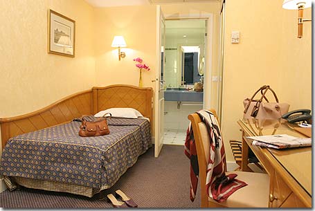 Photo 6 - Hotel Etats-Unis Opéra Paris 3* star near the Garnier Opera - SURFACE AREA FOR SINGLE ROOMS
Single room shower: 13 m²
FACILITIES
- Satellite TV
- Téléphone double
- Broadband Internet access
- Mini-bar
- Personal safe
- Silent air-conditioning
- Hairdryer