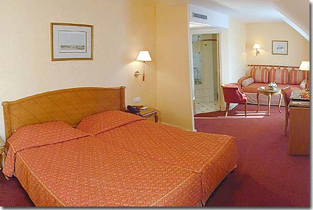Photo 7 - Hotel Etats-Unis Opéra Paris 3* star near the Garnier Opera - SURFACE AREA FOR CLUB ROOMS

Twin, double or triple club room: 25 to 26 m²

Suite: 36 m², 3 to 4 people

FACILITIES

- Satellite TV
- Téléphone double
- Broadband Internet access
- Mini-bar
- Personal safe
- Silent air-conditioning
- Hairdryer