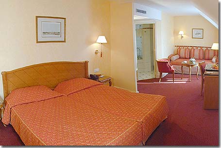 Photo 7 - Hotel Etats-Unis Opéra Paris 3* star near the Garnier Opera - SURFACE AREA FOR CLUB ROOMS
Twin, double or triple club room: 25 to 26 m²
Suite: 36 m², 3 to 4 people
FACILITIES
- Satellite TV
- Téléphone double
- Broadband Internet access
- Mini-bar
- Personal safe
- Silent air-conditioning
- Hairdryer