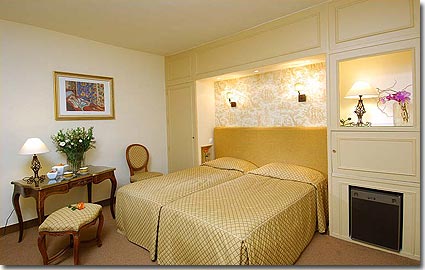 Photo 6 - Hotel Gaillon Opera Paris 3* estrelas ao pé da Opéra Garnier - São apartamentos agradáveis, com boas dimensões, com todo o conforto, como os canais por satélite e uma tomada para modem, que oferecemos a você.	

