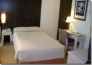 Photo 5 - Hotel Le Pera París 4* estrellas cerca de la Ópera Garnier y de los Grands Boulevards - Habitación single
Luminosa con cama matrimonial, con oficina y casa de baño en mármol. Superficie 18 m2