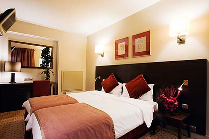Photo 9 - Best Western Hotel Paris Louvre Opéra Paris 3* star near the Garnier Opera - The Triple room includes 2 single beds + 1 extra bed.