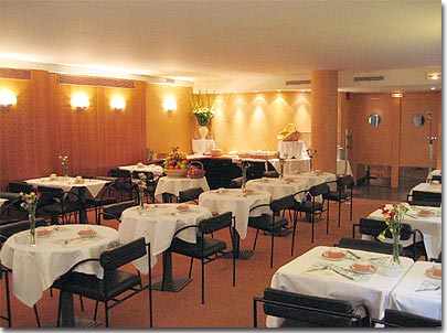 Photo 6 - Hotel Opera Cadet 4* Sterne Paris in der Nähe der Oper Garnier. - Zimmer

	3 Suiten
	2 Luxus Zimmer
	3 Behindertenzimmer
	45 Doppelzimmer
	11 Dreibettzimmer (1 großes und 1 kleines Bett)
	16 Dreibettzimmer (3 Einzelbetten)
	5 Vierbettzimmer