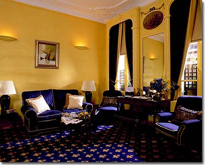Photo 2 - Hotel Queen Mary Paris 3* star near the Madeleine church, faubourg Saint-Honoré and the Garnier Opera - Our British owner-manager has ensured the use of the best materials, such as traditional English furniture and fine wool carpets, rich fabrics and prescious wood vaneers.
